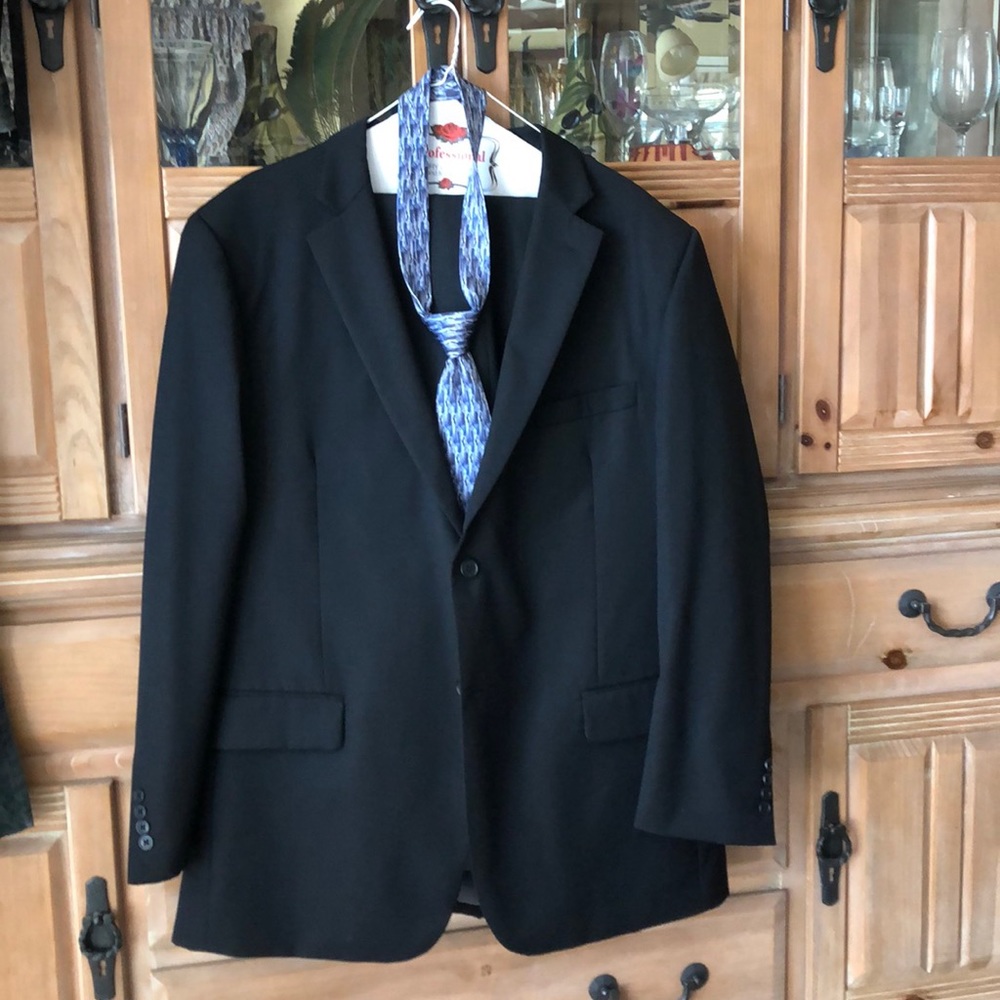 Men’s Wilkes and Roderigo’s suit /2 shirts & tie,